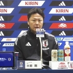 　サッカーＵ-２３アジア杯に臨む日本代表が発表され、記者会見する大岩監督＝昨年１２月、東京都内