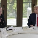 　トランプ米大統領（右）とカナダのカーニー首相＝昨年６月、カナダ西部カナナスキス