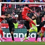 　ヘディングで今季初ゴールとなる先制点を挙げたバイエルン・ミュンヘンの伊藤洋輝（中央）＝２４日（ゲッティ＝共同）