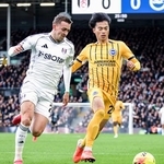 　フラム戦で攻め込むブライトンの三笘（右）＝ロンドン（共同）