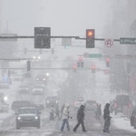 　米南部テネシー州ナッシュビルで２４日、道路を横断する歩行者（ＡＰ＝共同）