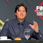 　全米野球記者協会ニューヨーク支部主催の夕食会に出席した米大リーグ、ドジャースの大谷翔平選手＝２４日、ニューヨーク（共同）