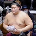 　懸賞金を受け取る大の里＝２３日