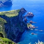 　大山隠岐国立公園の国賀海岸（環境省提供）