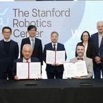 　ロボット分野の協力文書の署名に立ち会ったキョウ・メイキン氏（中央）＝２３日、米西部サンフランシスコ（台湾経済部提供・共同）
