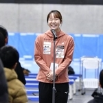 　交流会で子どもたちの質問に笑顔で答える吉田雪乃＝青森県八戸市