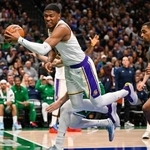 　マーベリックス戦でこぼれ球に飛びつくレーカーズの八村（手前左）＝ダラス（イマジンイメージズ・ロイター＝共同）