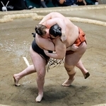 　大相撲初場所千秋楽の優勝決定戦で平幕熱海富士（右）を首投げで破り、２場所連続優勝を果たした大関安青錦＝２５日、東京・両国国技館