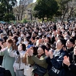 　衆院選の公示を２７日に控え、政党の街頭演説に拍手を送る人たち。２月８日の投開票日に向け、各党が支持を訴えた＝２５日午後、東京都港区