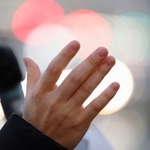 　街頭で支持を訴える衆院選の立候補予定者＝２３日、東京都内