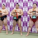 　三賞の受賞力士。（左から）殊勲賞の義ノ富士、敢闘賞の霧島、熱海富士＝両国国技館（代表撮影）