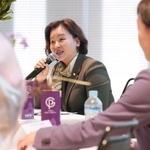 　申キヨン・お茶の水女子大教授（手前）と対談する、韓国与党「共に民主党」の李寿珍全国女性委員会委員長＝２５日午後、東京都千代田区