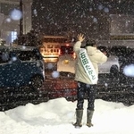 　大雪の中、福井県知事選の街頭演説をする石田嵩人氏＝２２日、福井市