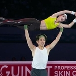 　エキシビションで演技するペアの長岡柚奈（上）、森口澄士組＝北京（共同）