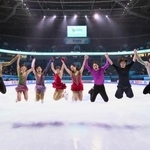 　エキシビションを終え、撮影に応じる（左から）森口澄士、長岡柚奈、千葉百音、中井亜美、青木祐奈、友野一希、三浦佳生、山本草太＝北京（共同）