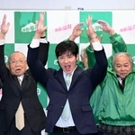 　福井県知事選で初当選を決め、万歳する石田嵩人氏＝２５日深夜、福井市