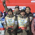 　ジャンプ男子のフライング世界選手権、団体で初優勝を果たし、笑顔の日本＝２５日、オーベルストドルフ（ＤＰＡ提供・ＡＰ＝共同）