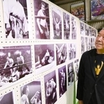　展示した力道山の写真を見る「プロレス殿堂館」の永田章一館長＝２０２５年１２月、熊本県天草市