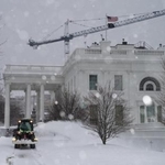 　ホワイトハウスの上に架かる工事のクレーン＝２５日、ワシントン（ＡＰ＝共同）