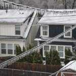 　テネシー州の住宅街で電線にぶら下がったつらら＝２５日、ナッシュビル（ＡＰ＝共同）