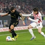 　ケルン戦で競り合うフライブルクの鈴木唯人（右）＝２５日、フライブルク（ゲッティ＝共同）