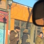 　捜査当局者の近くで後ずさりするアレックス・プレッティさん（左）＝２４日、米ミネアポリス（ロイター＝共同）