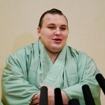 　初場所で２場所連続２度目の優勝を果たし、記者会見する大関安青錦＝２６日、東京都江東区