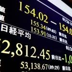 　前週末終値からの下げ幅が一時１０００円を超えた日経平均株価を示すモニター＝２６日午前、東京・東新橋