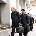 　中部電力本店の立ち入り検査に向かう原子力規制委の担当者＝２６日午後、名古屋市