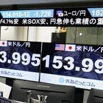 　一時１ドル＝１５３円台をつけたことを示すモニター＝２６日午前、東京都港区の外為どっとコム