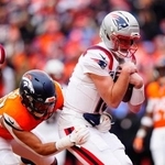 　ブロンコス戦でランに出てＴＤを奪ったペイトリオッツのＱＢメイ（右）＝デンバー（イマジンイメージズ・ロイター＝共同）