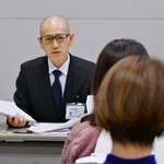 　三重県四日市市で開かれた、地下駐車場での浸水被害の補償に関する説明会＝２６日午前