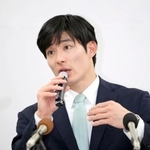 　福井県知事選での初当選から一夜明け、報道陣の取材に応じる石田嵩人氏＝２６日午後、福井県庁