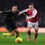 　相手選手と競り合うアーセナルのトロサール（右）＝２５日、ロンドン（ゲッティ＝共同）