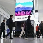 　北京首都国際空港の大型画面に表示された富士山のイラスト＝２０２５年１１月（共同）