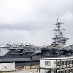 米海軍横須賀基地に寄港した原子力空母エーブラハム・リンカーン＝２０２２年、神奈川県横須賀市