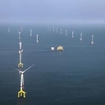 ドイツ・ボルクム島沖の北海に建設された風力発電の設備＝２０１３年（洋上風力発電会社ＢＡＲＤグループ提供・共同）