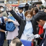 　２０２４年の衆院選の街頭演説会場で、手荷物検査などを受ける人たち＝東京都内