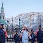 　コルティナダンペッツォで行われたミラノ・コルティナ冬季五輪の聖火リレー＝２６日（共同）