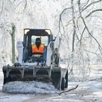 　２６日、米ミシシッピ州オックスフォードで道路の除雪を行う作業員（ＡＰ＝共同）