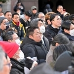 　衆院選の街頭演説に集まった人たち＝２７日午前９時４４分、東京都内