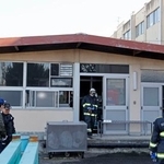 　火災があった高崎市立寺尾小の給食室＝２７日午後０時１０分、群馬県高崎市