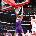 　ブルズ戦でダンクシュートを決めるレーカーズの八村＝シカゴ（ＮＢＡＥ・ゲッティ＝共同）