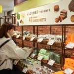 　バレンタイン商戦を迎えた阪急百貨店梅田本店に並ぶ商品＝大阪市北区