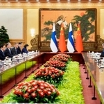 　中国の習近平国家主席（左から２人目）と会談するフィンランドのオルポ首相（右から２人目）＝２７日、北京の人民大会堂（共同）