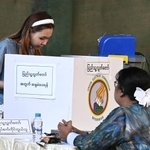 　２５日、ミャンマー・ヤンゴンで投票する有権者（共同）