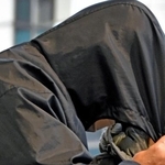 　鹿児島県・奄美大島から移送され、羽田空港に到着した小畑寛昭容疑者＝２７日午後４時５９分ごろ