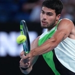 　男子シングルス準々決勝でプレーするカルロス・アルカラス＝メルボルン（ＡＰ＝共同）