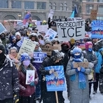 　米移民・税関捜査局（ＩＣＥ）に対する抗議集会に参加した人たち＝２５日、米中西部シカゴ（ゲッティ＝共同）