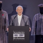 　アウシュビッツ強制収容所跡で開かれた式典で演説する生存者のベルナルド・オッフェン氏＝２７日、ポーランド南部オシフィエンチム（ＡＰ＝共同）